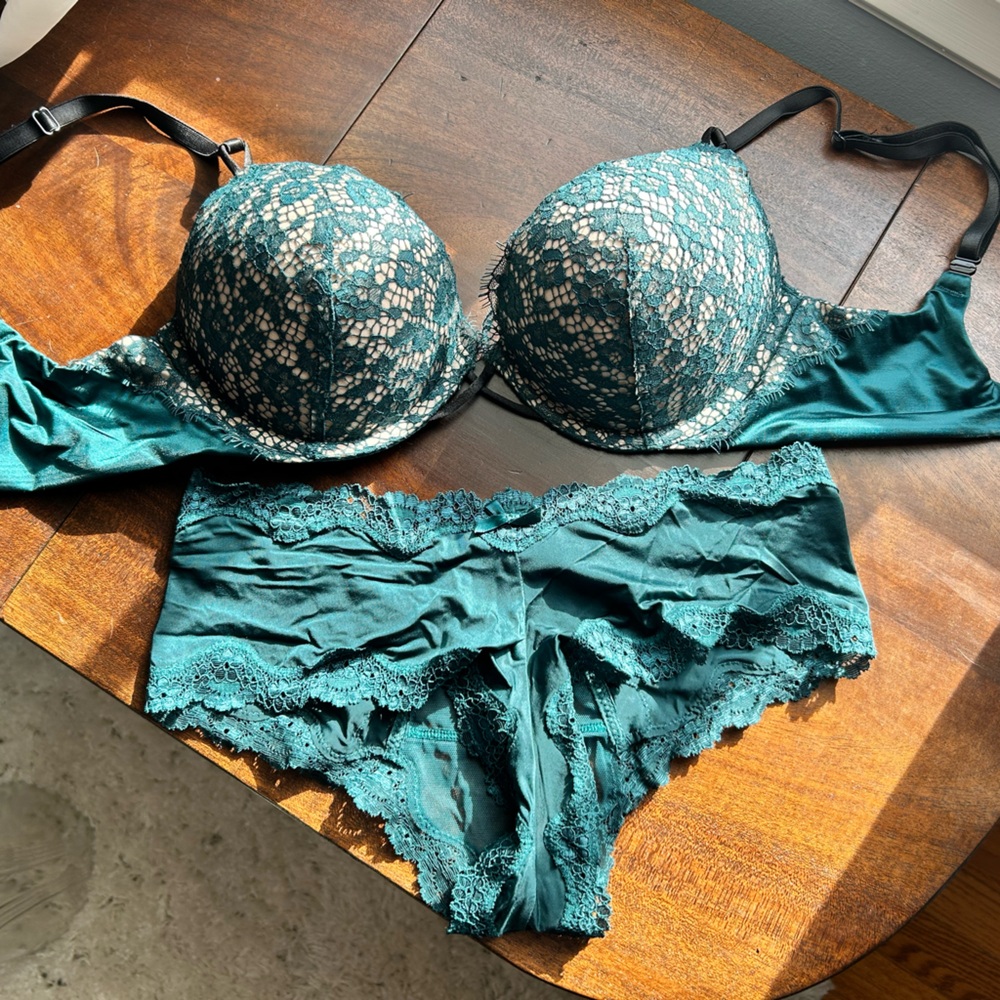 Victoria's Secret matching 32C Bra and Cheeky Underwear (small)